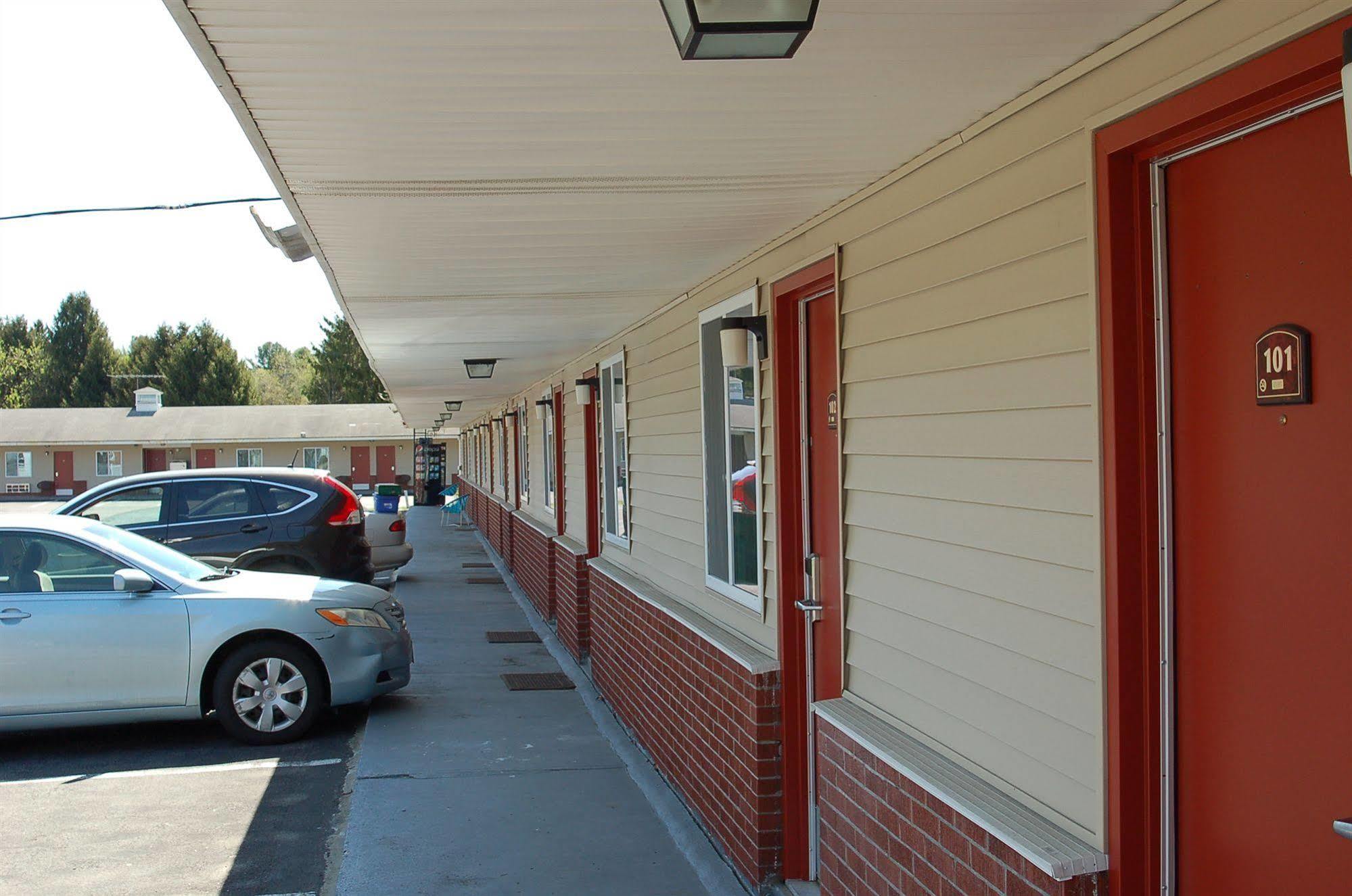 Blue Sky Inn Glens Falls-Saratoga-Lake George Exteriör bild