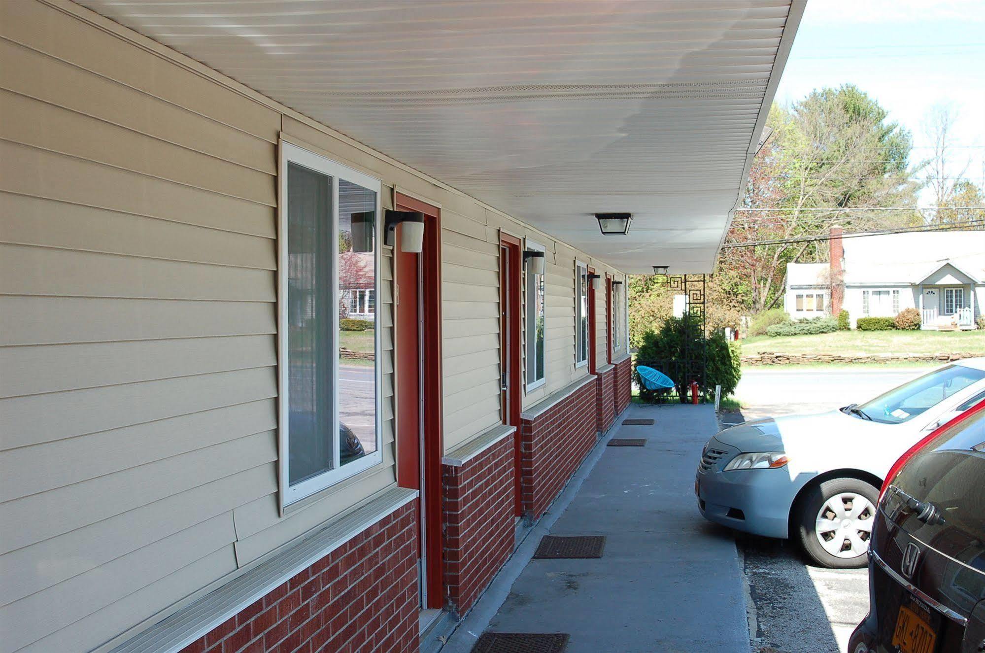 Blue Sky Inn Glens Falls-Saratoga-Lake George Exteriör bild