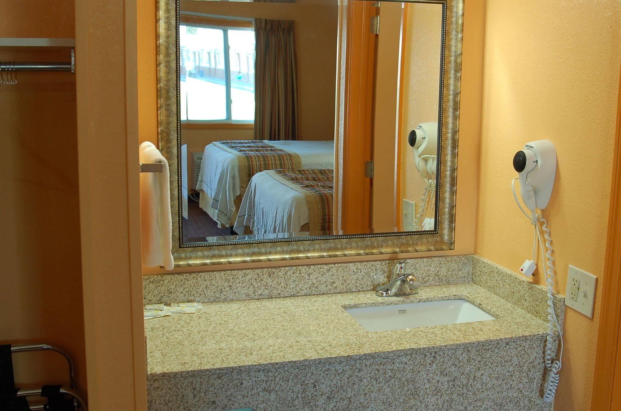 Blue Sky Inn Glens Falls-Saratoga-Lake George Exteriör bild
