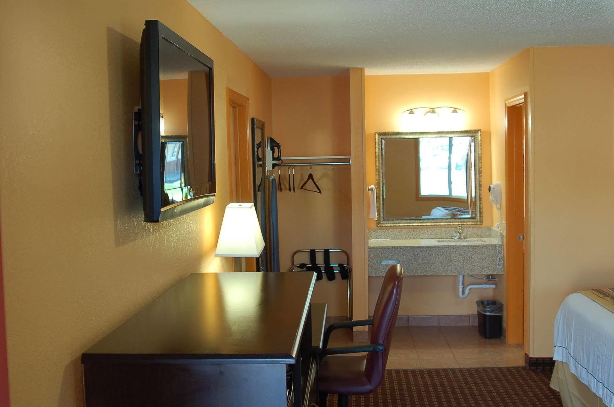 Blue Sky Inn Glens Falls-Saratoga-Lake George Exteriör bild